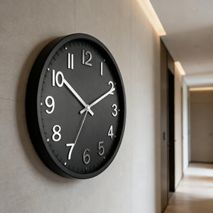 Reloj de Pared Moderno de Plástico Negro de 12 Pulgadas con Números 3D en Relieve de Cuarzo para Espacios Urbanos, Salas de Juego y Sótanos - Product Image 2