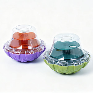 Juguete dispensador automático de comida tipo balancín — Fabricado en ABS, con forma de platillo volante — Juguete interactivo - Product Image 1