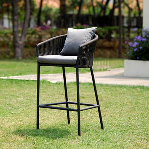 Chaise de bar Malta allie le fer moderne et l'artisanat du rotin, un mobilier parfait pour les espaces extérieurs des maisons, des villas, des hôtels et des complexes hôteliers - Product Image 2