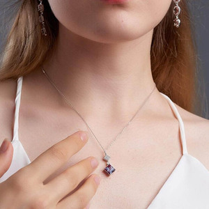 Collar con Colgante Solitario de Plata de Ley 925 con Circonita Cúbica de Corte Princesa, Bañado en Rodio, con Cambio de Color y Alejandrita de Laboratorio - Product Image 2