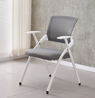 Chaise de formation pliable avec dossier en maille, tablette d'écriture intégrée, siège rembourré et structure en acier, idéale pour les salles de conférence, les salles de classe, les séminaires et les bureaux.