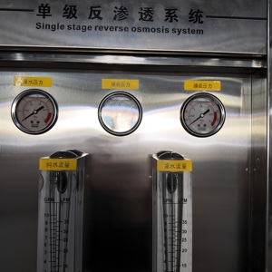 Équipement RO à trois réservoirs de 1000 LPH personnalisé pour le traitement de l'eau brute, équipé d'un <span class=keywords><strong>adoucisseur</strong></span> à résine échangeuse d'ions - Product Image 3