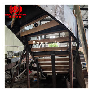 Escalier incurvé d'art avancé jumelé à des balustrades en <span class=keywords><strong>fer</strong></span> forgé à la main Marches en bois en acier inoxydable adaptées à la décoration de villa - Product Image 4