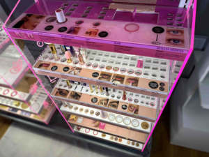 Présentoir de maquillage en métal moderne personnalisé pliable rotatif avec éclairage comptoir de parfum étagère en verre vitrine en acrylique - Product Image 5