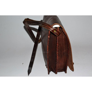 Bolso Mensajero de Cuero Estampado - Product Image 4