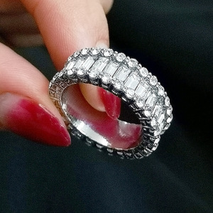 Anello a fascia intera con pietre quadrate da donna, design a ruota, anello di tendenza - Product Image 4