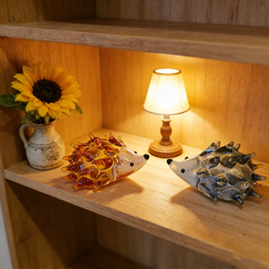 Hérissons en verre faits à la main et colorés pour cadeaux et décorations - Product Image 1