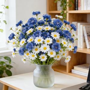 Ensemble de 5 fleurs artificielles simulées, bleuets et marguerites, pétales blancs et bleus, réalistes avec des plis naturels et des tiges flexibles - Product Image 6