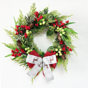 Corona Navideña Ecológica en Oferta, Corona Artificial Colgante con Bayas Rojas y Decoración de Piñas para Decoración Navideña del Hogar - Product Image 1