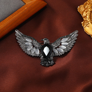 Broche de Strass com Águia em Asas Deslizantes, Banhado a Ouro Antigo, Estilo Vintage, Robusto e Marcante, para Eventos Noturnos e Galas - Product Image 2