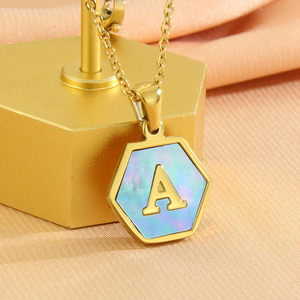 Edelstahl-Schmuck Blaue Muschel-Schmuckstücke Buchstaben-Anhänger Stahlkette 26 Buchstaben-Anhänger Alphabet-Halskette Geschenk für Frauen - Product Image 4