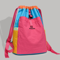 Sac à dos de sport en nylon léger et souple avec cordon de serrage, color block, taille moyenne, pour hommes et femmes, idéal pour le badminton et les activités de plein air