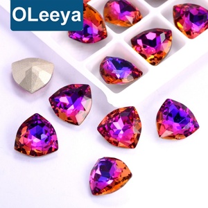 OLeeya - Cristales de Cristal Coloridos con Reverso de Aluminio, Azul Púrpura Claro, 12 mm, Triangulares, K9, con Punta en Cristal, para Vestidos de Novia - Product Image 1