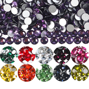 Strass en <span class=keywords><strong>verre</strong></span> à dos plat brillant en gros pour la décoration de chaussures et de <span class=keywords><strong>sous</strong></span>-vêtements pour femmes, strass SS20 en vrac - Product Image 1