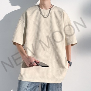 เสื้อยืดแขนสั้นทรงโอเวอร์ไซส์สไตล์เรโทรฮิปฮอปแฟชั่นสตรีทสำหรับผู้ชายฤดูร้อน ดีไซน์ทันสมัย ผ้าถักแบบเรียบ คอเสื้อหลวม - Product Image 1