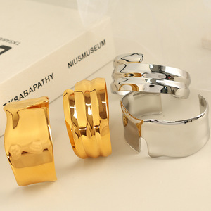 Brazalete de Moda Chapado en Oro, Acero de Titanio en Forma de C, Ajustable, Joyería Unisex - Product Image 2