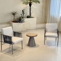 Chaise de jardin en métal avec accoudoirs en corde et coussins pour terrasse extérieure et café