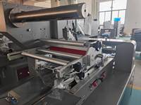 Machine d'emballage horizontale automatique à grande vitesse pour sachets en plastique et en papier, pour les applications alimentaires et chimiques