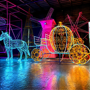 Sculpture lumineuse géante en forme de calèche de cheval dorée à LED pour hôtel, complexe hôtelier, place publique et projet d'affichage photo commercial de Noël - Product Image 1