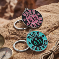 Porte-clés en métal personnalisé avec logo textuel circulaire enveloppé, en alliage de zinc émaillé, pour cadeau d'aventure