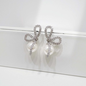 Boucles d'oreilles pendantes en argent sterling 925 plaqué or 14 carats, perle ronde, hypoallergéniques, pour femmes, pour fêtes, mariages et occasions spéciales. - Product Image 3
