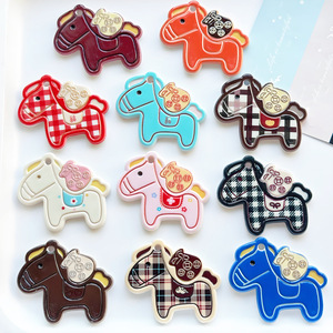 Ciondoli in Acrilico Zili con Retro Piatto, Tema Anno del Cavallo in Stile Cinese, Accessori Cartoon per Decorazione Scarpe e Fai-da-Te - Product Image 1