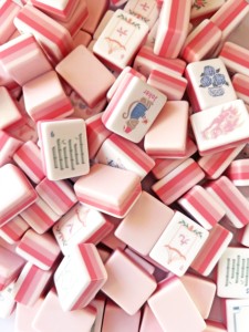 Jeu de Mahjong portable américain avec tuiles en acrylique à quatre couches européennes/américaines à griffures manuelles – Ensemble de Mahjong durable avec jokers - Product Image 1