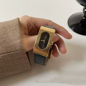 Montre pour femme, design moderne, bracelet en acier inoxydable, boîtier en alliage plaqué or, cadran ovale de 30 mm, chiffres romains, boucle à ardillon simple - Product Image 2