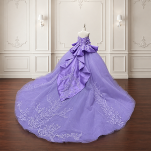 ชุดราตรีงาน Quinceanera สีม่วงหรูหรา รุ่น Lsmc141 ยาวกรอมพื้น ประดับด้วยลูกไม้ คอเสื้อแบบ Boat Neck ทรงคอร์เซ็ท ผ้าทูลล์วิบวับ กระโปรงทรงบอลกาวน์ ชายกระโปรงยาวแบบ Chapel Train เหมาะสำหรับงานปาร์ตี้ - Product Image 6