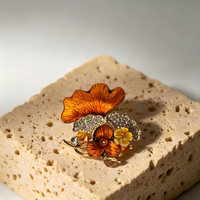 Bros Logam Kristal Zirkon Berlapis Enamel Kuning Amber Gradasi, Hiasan Bunga Ginkgo Bordir Miao Buatan Tangan Kelas Atas