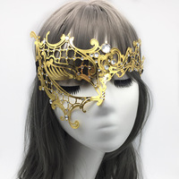 Masque de fête doré orné de strass avec un design élégant et scintillant pour les bals costumés et les événements