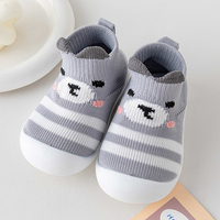 Chaussons-chaussettes pour bébé en tricot respirant gris chiné à rayures foncées avec languette de traction, semelle souple et flexible en TPE antidérapante, stock en gros