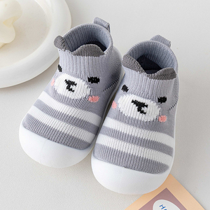 Chaussons-chaussettes <span class=keywords><strong>pour</strong></span> bébé en tricot respirant gris chiné à rayures foncées avec languette de traction, semelle souple et flexible en TPE antidérapante, stock en gros - Product Image 1