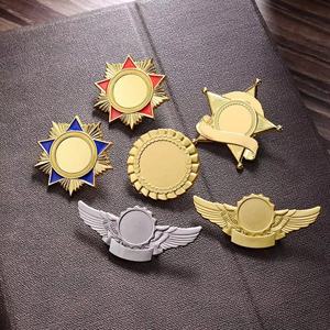 Insignia Metálica Personalizada con Logotipo, Diseño Pintado, Emblema Escolar, Emblema de Clase, Pin Conmemorativo, Letras Grabadas, Artesanía en Metal - Product Image 1