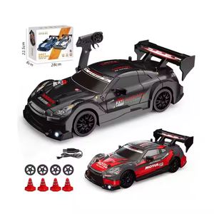 EPT 2.4G 1:24 RC Car Drift 4WD Voiture de course télécommandée avec lumière 15 km/h Voiture de course avec pneus et obstacles remplaçables - Product Image 1