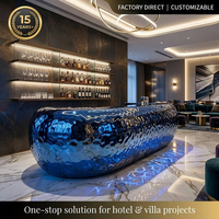 Comptoir de bar en métal de forme organique bleu saphir, avec miroir intégré, en acier inoxydable texturé 3D, station à cocktails tout-en-un pour pub