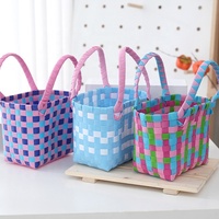 Petit sac à main coloré en plastique tricoté tissé à la main sac fourre-tout panier de rangement de camping tressé en PP avec poignées