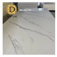 Feuille de PVC à motif marbre blanc de 2,8 mm 3 mm, surface ultra brillante pour la décoration murale intérieure, service de découpe et de gravure disponible