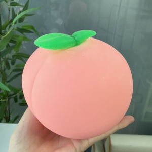 Grandes décorations réalistes en forme de pêche et de fraise à presser, super douces, pour la relaxation des mains et le soulagement du stress, en stock, vente en gros - Product Image 3