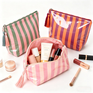 Pochette de maquillage personnalisée en PVC imperméable à rayures avec fermeture éclair à pompon, pochette de <span class=keywords><strong>voyage</strong></span> brillante pour cosmétiques, organiseur de toilette portable, sac de rangement - Product Image 3