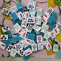 En stock – Nouveau jeu de Mahjong américain moderne 2026 – 160 tuiles en acrylique superposées thème Hawaï Plage Surf – Dos en marbre bleu – Pour 4 joueurs – Soirée de jeu