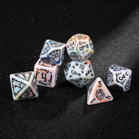 Jeu de dés polyédriques gothiques à thème squelette, 7 dés, effet marbré osseux, pour jeu de rôle de necromant, jeu de table et racontage d'histoires