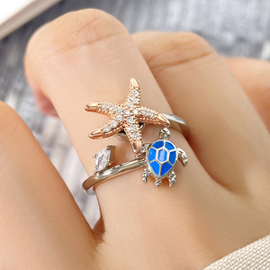 Bague Étoile de Mer et Tortue en Laiton avec Émail Bleu et Zircon Cubique, Bijoux pour Femme Style Côtier - Product Image 3