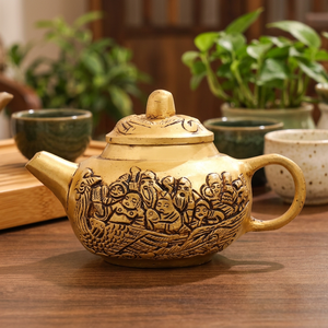 Théière chinoise traditionnelle avec couvercle et poignée décorée de figures et motifs sculptés - Product Image 5