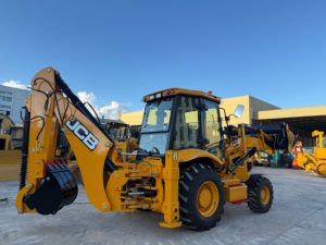 Chargeuse-pelleteuse JCB 3CX 4x4 toute nouvelle et économique, machine efficace pour le creusement de bordures routières et la manutention de matériaux en cour. - Product Image 1