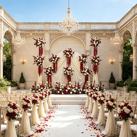 Verspieltes Waldstil-Arrangement aus Burgunderroten Champagnerrosen, Handgefertigter Blumen-Hintergrund für Brautparty & Outdoor-Hochzeit