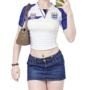 Set da Calcio in Stile Inglese Personalizzato per Donne, Top Corto Arricciato a Righe Bianche e Rosse con Minigonna, Abbigliamento per Tifose, Vendita all'Ingrosso - Product Image 1