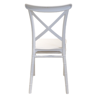 Chaise classique en plastique à dossier croisé empilable pour la location de luxe lors de réceptions et les banquets professionnels en hôtellerie