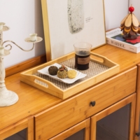 Plateau en bambou avec poignées découpées en arche, fond en panneau composite, surface tissée à motif de roseau pour la décoration de la salle à manger, du salon, du café et des aliments