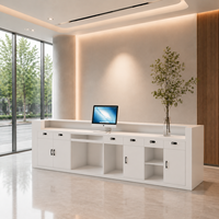 Bureau d'accueil moderne et minimaliste blanc mat avec grille ajourée, idéal pour les cliniques de médecine esthétique, les entreprises